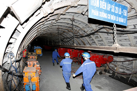 Công nhân công ty than Hà Lâm vào khai trường. Ảnh Báo Quảng Ninh Công nhân công ty than Hà Lâm vào khai trường. Ảnh Báo Quảng Ninh