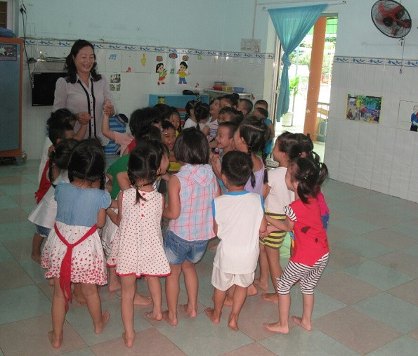 Cô giáo Lâm Hạnh Hoa dành tình yêu thương vô bờ bến cho trẻ nhỏ. Ảnh: Nhật Minh. Cô giáo Lâm Hạnh Hoa dành tình yêu thương vô bờ bến cho trẻ nhỏ. Ảnh: Nhật Minh.