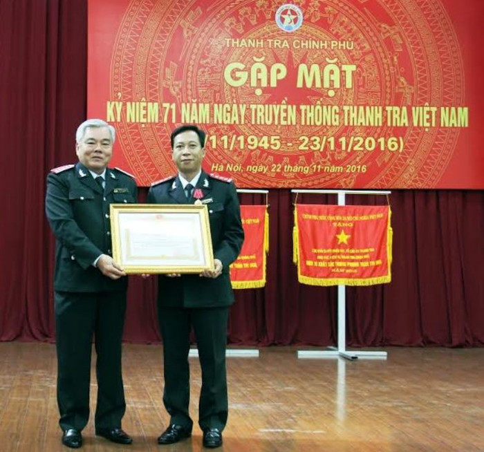 Tổng Thanh tra Phan Văn Sáu trao tặng Huân chương Lao động hạng Ba cho ông Nguyễn Duy Đông, Trưởng phòng Nghiệp vụ 2, Vụ Giám sát, Thẩm định và Xử lý sau thanh tra. (Ảnh: HH/ Thanhtra.com.vn) Tổng Thanh tra Phan Văn Sáu trao tặng Huân chương Lao động hạng Ba cho ông Nguyễn Duy Đông, Trưởng phòng Nghiệp vụ 2, Vụ Giám sát, Thẩm định và Xử lý sau thanh tra. (Ảnh: HH/ Thanhtra.com.vn)