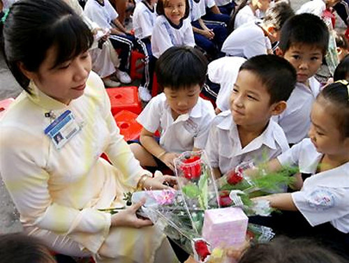 Trong ngày 20/11, các thầy cô dạy môn chính thường được học sinh quan tâm, còn các thầy cô dạy môn phụ vẫn có chút buồn tủi. (Ảnh: Báo Lao Động) Trong ngày 20/11, các thầy cô dạy môn chính thường được học sinh quan tâm, còn các thầy cô dạy môn phụ vẫn có chút buồn tủi. (Ảnh: Báo Lao Động)
