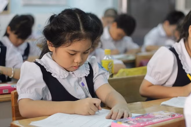 Ngoài luyện viết trên lớp, buổi tối về nhà các em vẫn phải cặm cụi viết chữ. (Ảnh: Zing.vn) Ngoài luyện viết trên lớp, buổi tối về nhà các em vẫn phải cặm cụi viết chữ. (Ảnh: Zing.vn)