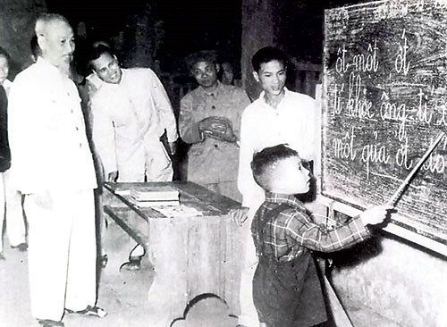 Bác Hồ rất quan tâm đến vấn đề giáo dục. Bản thân Bác cũng là tấm gương lớn về việc tự học. (Ảnh: Tư liệu do tác giả gửi)