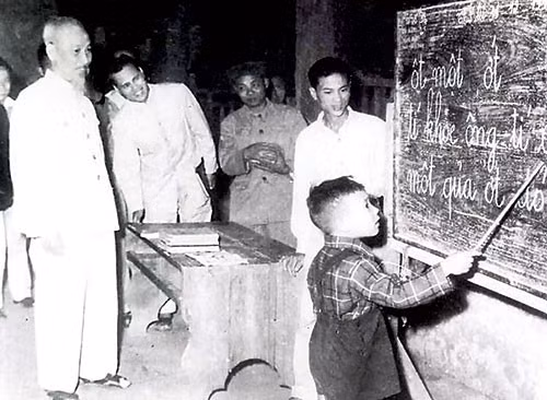 Bác Hồ rất quan tâm đến vấn đề giáo dục. Bản thân Bác cũng là tấm gương lớn về việc tự học. (Ảnh: Tư liệu do tác giả gửi)
