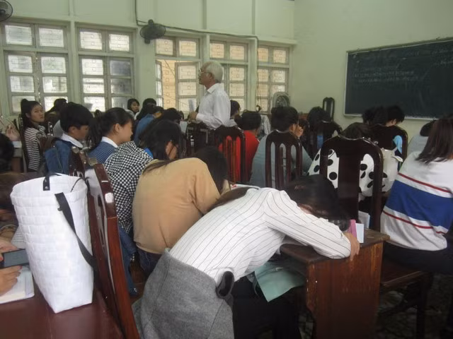 Sinh viên một trường ngủ trong giờ khi thầy giáo giảng bài. (Ảnh: Mai Ly) Sinh viên một trường ngủ trong giờ khi thầy giáo giảng bài. (Ảnh: Mai Ly)