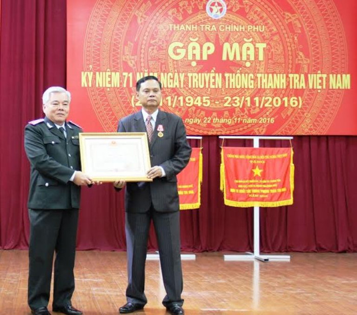 Tổng Thanh tra Phan Văn Sáu thừa ủy quyền của Chủ tịch nước trao Huân chương Độc lập hạng Nhì cho nguyên Tổng Thanh tra Huỳnh Phong Tranh. (Ảnh: HH/ Thanhtra.com.vn) Tổng Thanh tra Phan Văn Sáu thừa ủy quyền của Chủ tịch nước trao Huân chương Độc lập hạng Nhì cho nguyên Tổng Thanh tra Huỳnh Phong Tranh. (Ảnh: HH/ Thanhtra.com.vn)