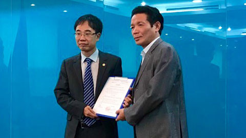 Thứ trưởng Hoàng Vĩnh Bảo (phải) trao quyết định bổ nhiệm cho ông Nguyễn Văn Hiếu. Thứ trưởng Hoàng Vĩnh Bảo (phải) trao quyết định bổ nhiệm cho ông Nguyễn Văn Hiếu.