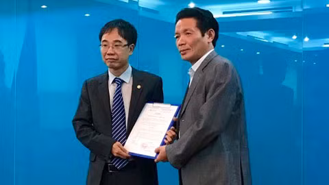 Thứ trưởng Hoàng Vĩnh Bảo (phải) trao quyết định bổ nhiệm cho ông Nguyễn Văn Hiếu.