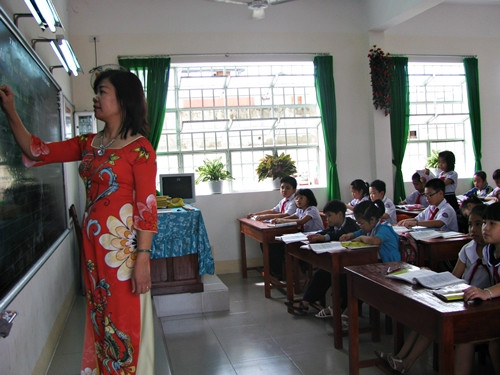 Cần chú trọng nâng cao đội ngũ giáo viên để nâng cao chất lượng giáo dục.