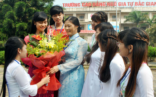 "Tôn sư trọng đạo" là truyền thống quý báu của dân tộc ta. (Ảnh: Báo Bắc Giang) "Tôn sư trọng đạo" là truyền thống quý báu của dân tộc ta. (Ảnh: Báo Bắc Giang)