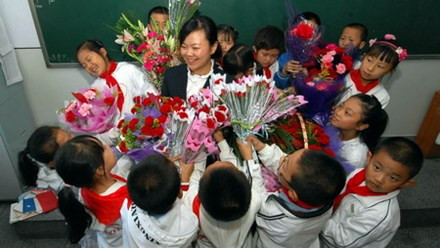 Tặng hoa hay lựa chọn món quà khác đều là cách thể hiện tấm lòng với thầy cô. (Ảnh: Báo Lao động) Tặng hoa hay lựa chọn món quà khác đều là cách thể hiện tấm lòng với thầy cô. (Ảnh: Báo Lao động)