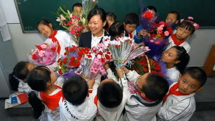 Tặng hoa hay lựa chọn món quà khác đều là cách thể hiện tấm lòng với thầy cô. (Ảnh: Báo Lao động)