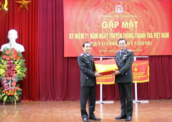Phó Tổng Thanh tra Đặng Công Huẩn (trái ảnh) đón nhận Cờ Tổ quốc Việt Nam mang số hiệu 230 từ Phó Tổng Thanh tra Nguyễn Đức Hạnh. (Ảnh: HH/ Thanhtra.com.vn) Phó Tổng Thanh tra Đặng Công Huẩn (trái ảnh) đón nhận Cờ Tổ quốc Việt Nam mang số hiệu 230 từ Phó Tổng Thanh tra Nguyễn Đức Hạnh. (Ảnh: HH/ Thanhtra.com.vn)