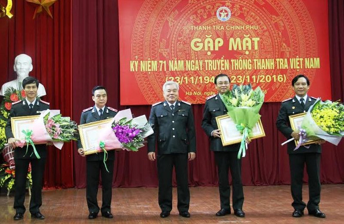Tổng Thanh tra tặng Bằng khen của Thủ tướng Chính phủ cho tập thể và các cá nhân. (Ảnh: HH/ Thanhtra.com.vn) Tổng Thanh tra tặng Bằng khen của Thủ tướng Chính phủ cho tập thể và các cá nhân. (Ảnh: HH/ Thanhtra.com.vn)