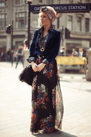 - Áo choàng không tay nếu bạn kết hợp với nhung nó sẽ tạo sự ấn tượng và sức hút ma thuật như một thầy phù thủy. Những chiếc quần short ngắn chữ A xòe nhẹ nhưng ôm khít eo hay vòng 3 với gam màu nâu đỏ, rượu vang, rêu nếu đi kèm tất da chân hoặc tất lưới sẽ vô cùng sexy.