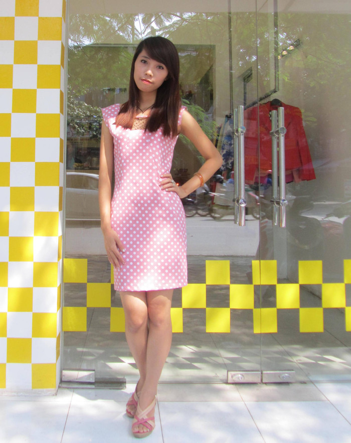 Những chấm bi hồng nhỏ xinh này cũng sẽ giúp bạn "xóa gầy" một cách tài tình.