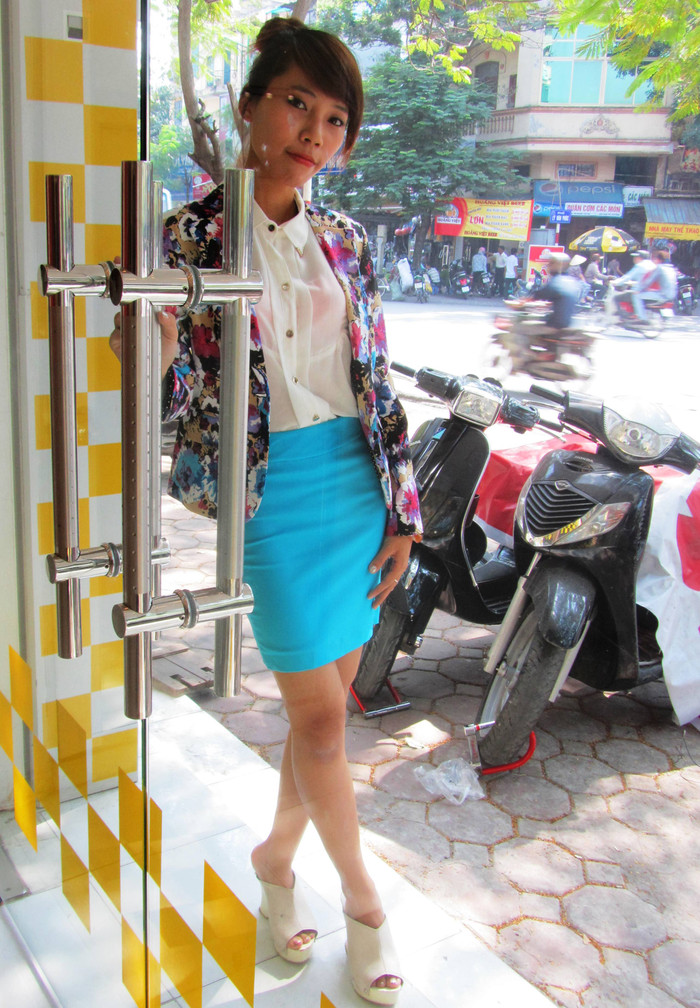 2. Biến hóa cùng 1 chiếc vest hoa Trong bài viết Chọn màu pastel để xích gần hơn đám trẻ bạn Thu Loan có đưa ra một gợi ý: Những trang phục có màu sắc tươi vui sẽ giúp cô giáo mầm mon của chúng ta xinh đẹp hơn, mà lại tạo cảm giác gần gũi hơn, chan hòa hơn với học sinh của mình.