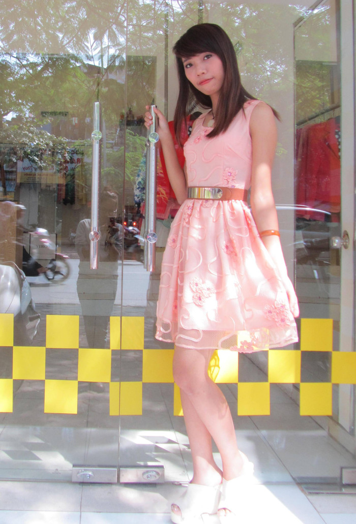 Chúng giúp các nàng thể hiện được vẻ đẹp đoan trang, yểu điệu và rất "tiểu thư". Trở lại vào mùa mốt 2012, kiểu váy xòe công chúa này đã được cách điệu đi nhiều phù hợp với thời đại, chất liệu ren được ưa chuộng hơn hết.