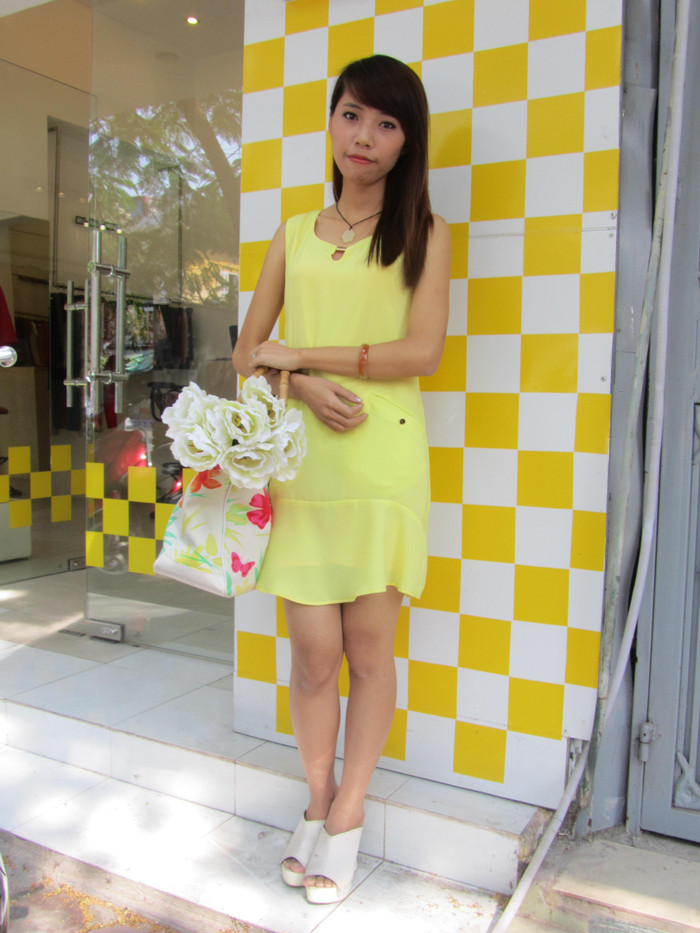 Bạn Hoàng Nga cho rằng những chiếc váy xòe hoặc váy xếp cũng rất hợp với dáng người bạn. Ưu điểm của loại váy này là có thể “đánh lừa” cảm giác của người đối diện, bạn sẽ trông “đậm đà” hơn rất nhiều.