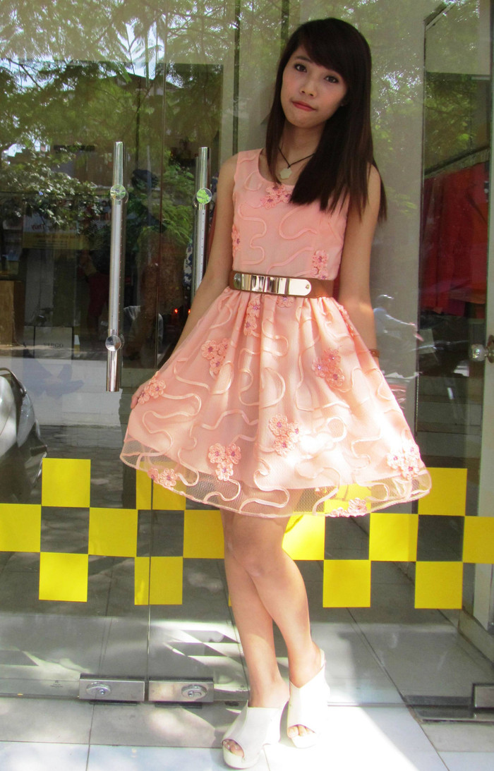 1. Hô biến cô giáo mầm non thành nàng công chúa Theo gợi ý của bạn Phương Anh - cũng là một cô giáo như Nguyễn Thị Kiều Yến thì việc mix những chiếc váy có hơi hướng công chúa sẽ giúp những cô giáo mầm non "ghi điểm" trong mắt học sinh của mình.