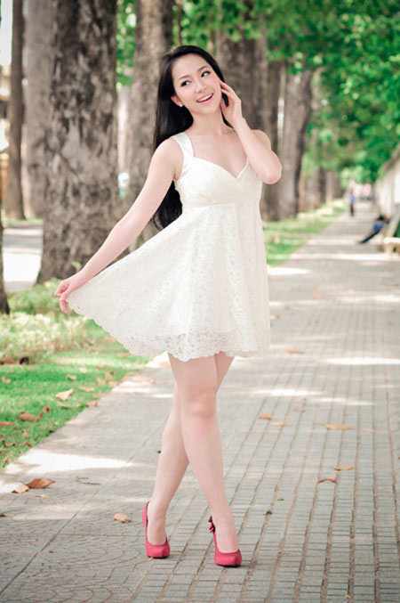 Diễn viên múa Linh Nga sở hữu một vẻ đẹp "sắc nước hương trời", nhưng đôi chân của cô cũng không được thon thả và duyên dáng như nhan sắc và vóc dáng của cô. Diễn viên múa Linh Nga sở hữu một vẻ đẹp "sắc nước hương trời", nhưng đôi chân của cô cũng không được thon thả và duyên dáng như nhan sắc và vóc dáng của cô.