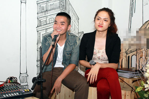 Xuất hiện tại buổi offline giao lưu với fan của người bạn thân Hồng Phước chiều 18/11, người đẹp chuyển giới Hương Giang lại tiếp tục thu hút sự chú ý của đông đảo người hâm mộ, không phải bởi vẻ yêu kiều nữ tính như những hình ảnh thường thấy mà bởi sự mệt mỏi và nhan sắc hao mòn. Xuất hiện tại buổi offline giao lưu với fan của người bạn thân Hồng Phước chiều 18/11, người đẹp chuyển giới Hương Giang lại tiếp tục thu hút sự chú ý của đông đảo người hâm mộ, không phải bởi vẻ yêu kiều nữ tính như những hình ảnh thường thấy mà bởi sự mệt mỏi và nhan sắc hao mòn.