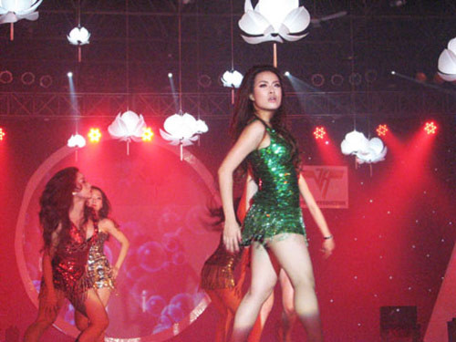 Hoàng Thùy Linh sở hữu đôi chân to, và bắp đùi lớn Hoàng Thùy Linh sở hữu đôi chân to, và bắp đùi lớn