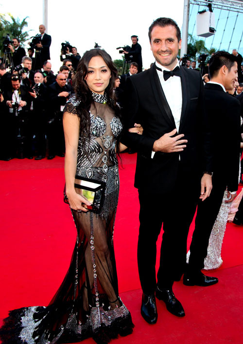 Tại LHP Cannes 65, Tina Tình diện một thiết kế đầm đính đá và vải sheer "táo bạo", nhưng cô cũng mắc lỗi make up khiến bản thân kém tươi tắn. Thêm vào đó, chi tiết đính đá và sequins trông cũng không được tinh tế cho lắm, làm mất đi phần nét thanh lịch, sang trọng của người mặc. Tại LHP Cannes 65, Tina Tình diện một thiết kế đầm đính đá và vải sheer "táo bạo", nhưng cô cũng mắc lỗi make up khiến bản thân kém tươi tắn. Thêm vào đó, chi tiết đính đá và sequins trông cũng không được tinh tế cho lắm, làm mất đi phần nét thanh lịch, sang trọng của người mặc.