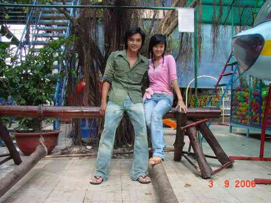 Cô điệu đà lấy chiếc khăn làm thắt lưng, nhưng trông nó chẳng ăn nhập với bộ trang phục đang mặc