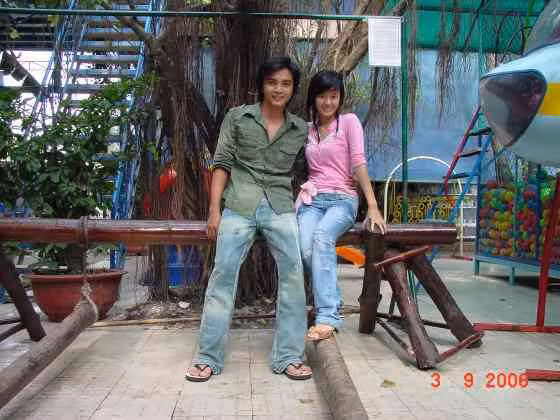 Cô điệu đà lấy chiếc khăn làm thắt lưng, nhưng trông nó chẳng ăn nhập với bộ trang phục đang mặc