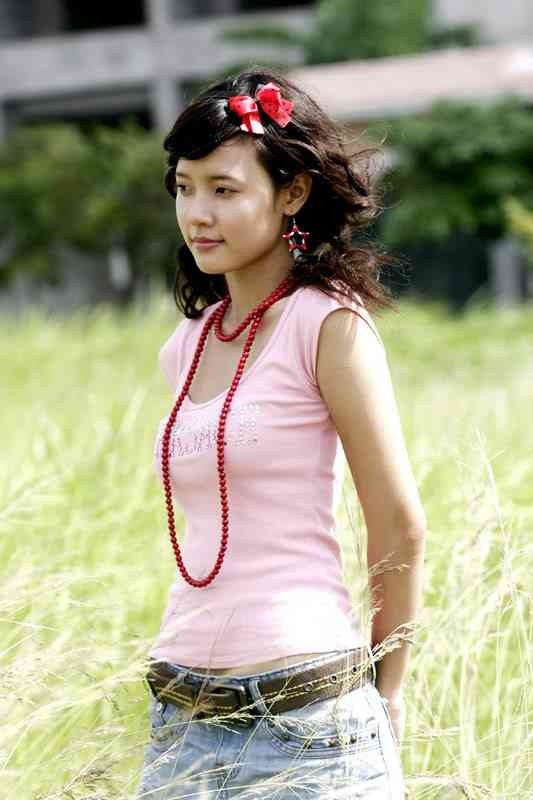 Cách kết hợp trang phục của cô cũng cầu kỳ và hơi diêm dúa quá