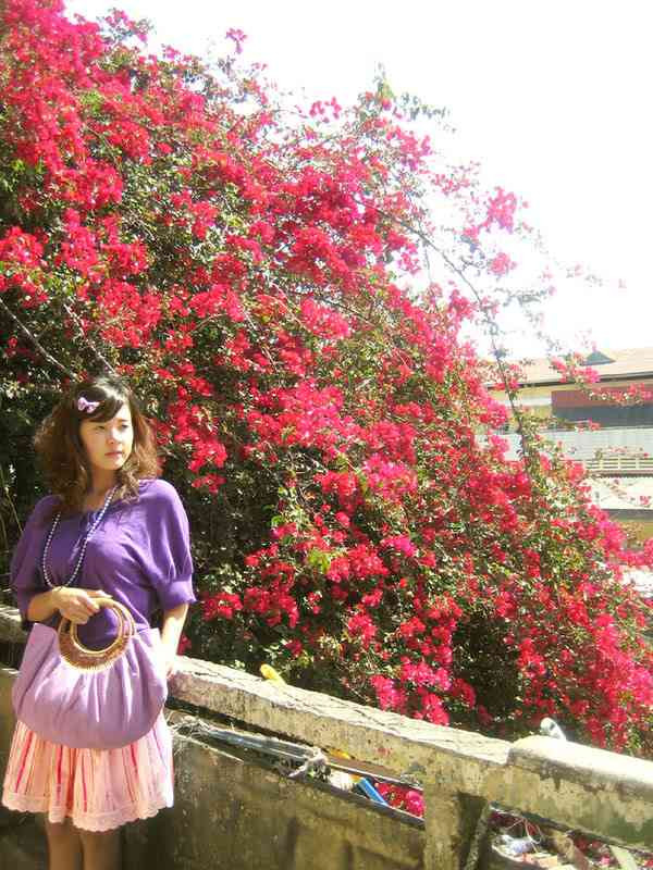 Nhưng rõ ràng, nhiều sắc tím quá khiến bộ trang phục của cô chẳng còn duyên dáng và tinh tế nữa