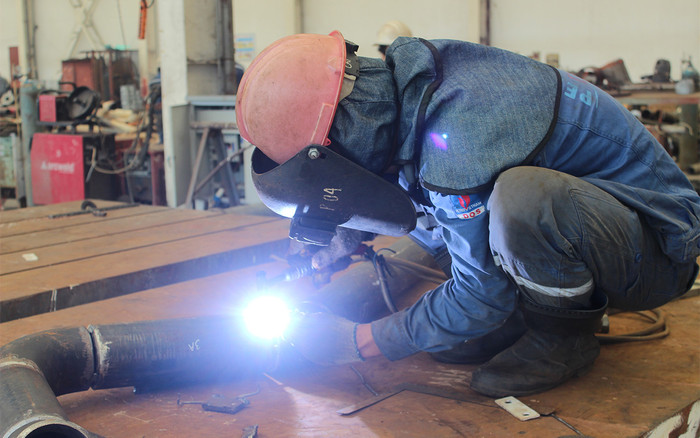 Công nhân tại DQS đang hoàn thành một hạng mục hàn ống.