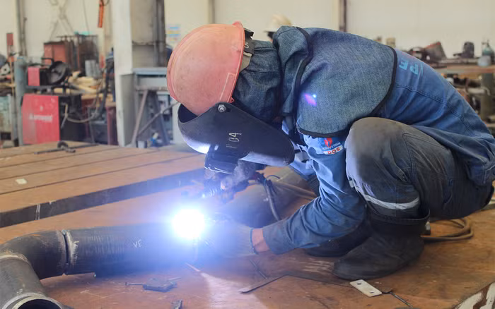 Công nhân tại DQS đang hoàn thành một hạng mục hàn ống.