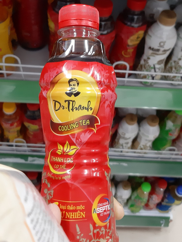 Trên các quầy kệ ở các siêu thị trà thảo mộc cũng được trưng bày khá nhiều Trên các quầy kệ ở các siêu thị trà thảo mộc cũng được trưng bày khá nhiều