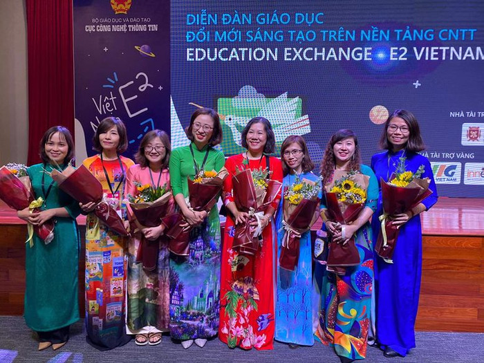 Cô Nguyễn Thị Phương – Thứ 4 từ bên trái sang - cùng với các tác giả có sản phẩm xuất sắc nhất tại Diễn đàn giáo dục đổi mới sáng tạo trên nền tảng Công nghệ thông tin năm 2020 (Ảnh: NVCC)