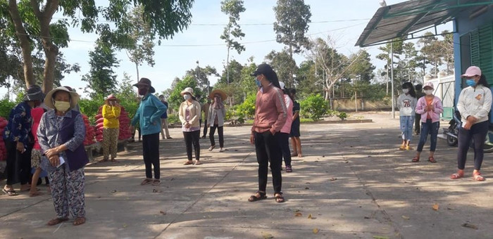 Người đến nhận quà được bố trí đứng cách nhau theo tinh thần giãn cách xã hội Người đến nhận quà được bố trí đứng cách nhau theo tinh thần giãn cách xã hội