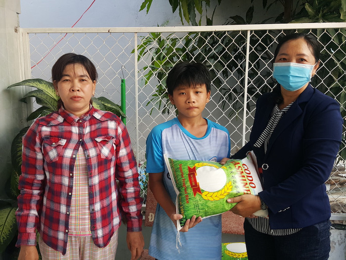 Trường Võ Trường Toản tặng gạo cho học sinh có hoàn cảnh đặc biệt khó khăn trong mùa dịch Trường Võ Trường Toản tặng gạo cho học sinh có hoàn cảnh đặc biệt khó khăn trong mùa dịch