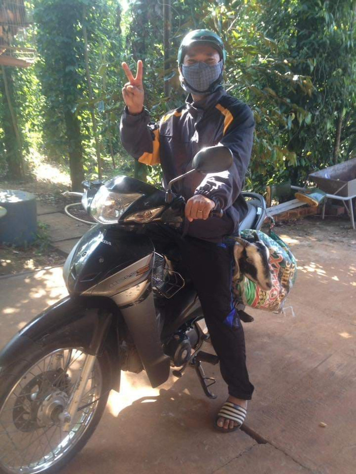 Thầy Phan Thế Hùng trong một lần chở dê thuê (Ảnh Facebook HùngNga Sport HungNga Phan)