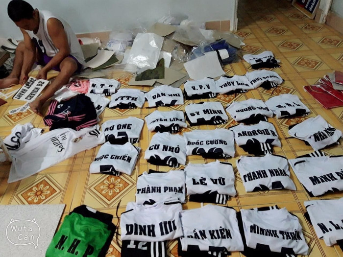 Thầy Phan Thế Hùng trong xưởng in mùa dịch Covid-19 (Ảnh tác giả cung cấp)