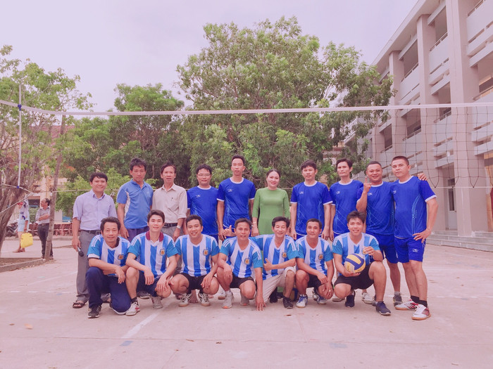 Thầy Phan Thế Hùng – hàng sau, thứ hai bên phải sang cùng đội bóng chuyền Phòng Giáo dục và Đào tạo Xuyên Mộc (Bà Rịa – Vũng Tàu) (Ảnh: Nhân vật cung cấp)