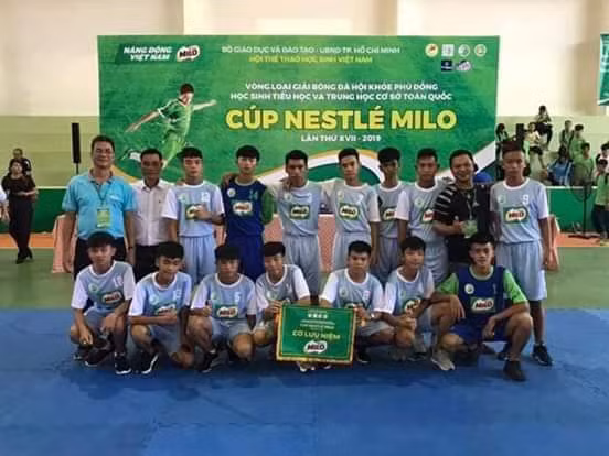 Thầy Phan Thế Hùng - hàng sau, thứ hai từ bên phải sang - cùng đội bóng tham dự cúp Milo (Ảnh kỉ yếu nhà trường)