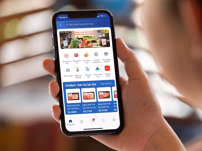 Hình ảnh người dùng sử dụng BIDV SmartBanking đặt hàng.