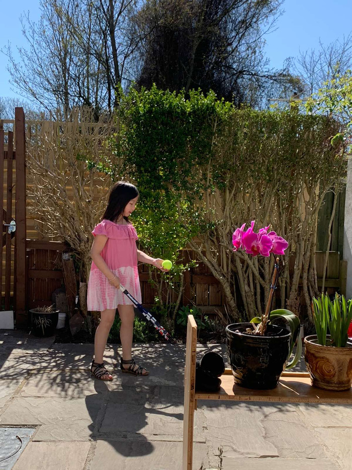 Bé tập thể thao trong sân nhà Bé tập thể thao trong sân nhà