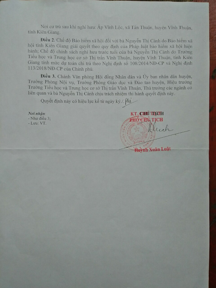 Quyết định nghỉ hưu đối với cô giáo Nguyễn Thị Cảnh. (Ảnh do tác giả cung cấp) Quyết định nghỉ hưu đối với cô giáo Nguyễn Thị Cảnh. (Ảnh do tác giả cung cấp)