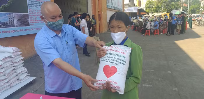 Chương trình mang tên “Hạt gạo nghĩa tình” nhằm hỗ trợ những người lao động nghèo, có hoàn cảnh khó khăn trong mùa COVID-19