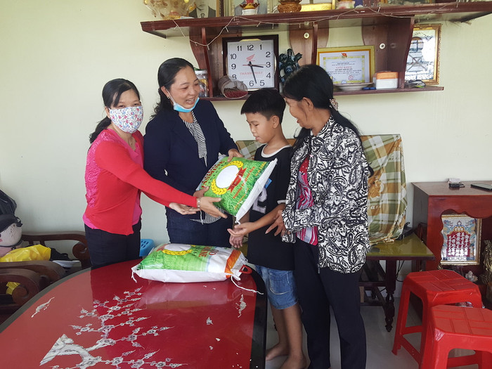 Giáo viên đến tận nhà trao quà hỗ trợ gia đình có hoàn cảnh đặc biệt khó khăn. Giáo viên đến tận nhà trao quà hỗ trợ gia đình có hoàn cảnh đặc biệt khó khăn.