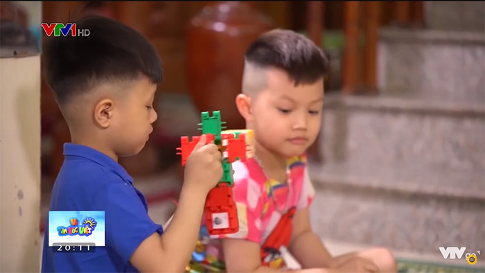 Nhiều gia đình đã chia sẻ cùng chương trình Vì Tầm Vóc Việt về cách thức cho con chơi và học tại nhà