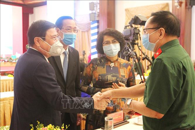 Chủ tịch Uỷ ban nhân dân Thành phố Hồ Chí Minh Nguyễn Thành Phong với các đại biểu dự lễ kỷ niệm 45 năm Ngày Giải phóng miền Nam, thống nhất đất nước (30/4/1975 – 30/4/2020). Ảnh: Thanh Vũ/TTXVN