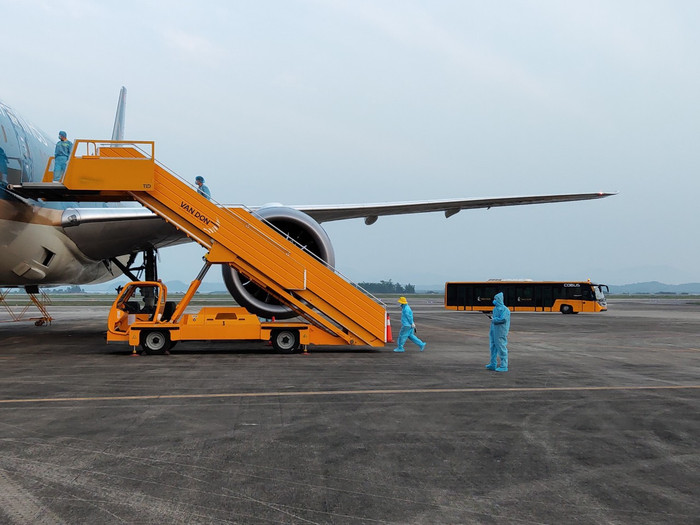 Nhân viên sân bay Vân Đồn luôn sẵn sàng phục vụ các chuyến bay về từ vùng dịch Nhân viên sân bay Vân Đồn luôn sẵn sàng phục vụ các chuyến bay về từ vùng dịch