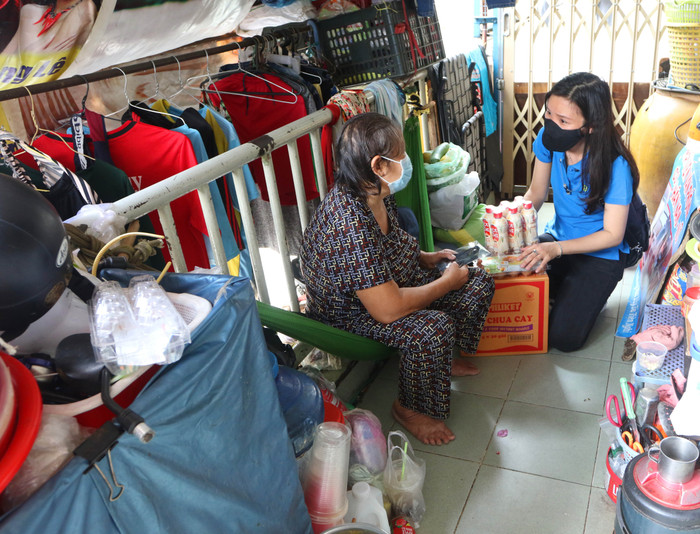 Thăm hỏi và trao tặng quà đến bà Hào ở chung cư Ngô Gia Tự, quận 10 sáng 9/4.